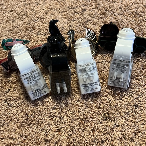 Bath and Body Works Holiday Wallflower Bundle - Picture 6 of 10